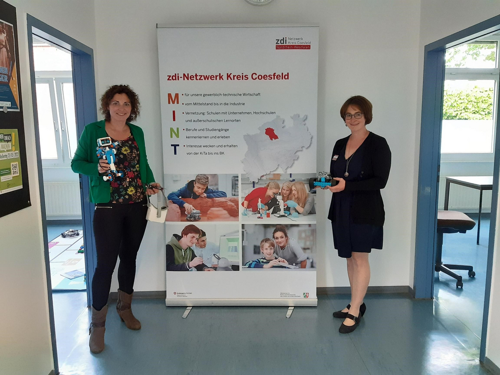 Janina Neukirch (links) und Andrea Menschner, MINT-Koordinatorinnen im zdi-Netzwerk Kreis Coesfeld (Bildquelle: Kreis Coesfeld)