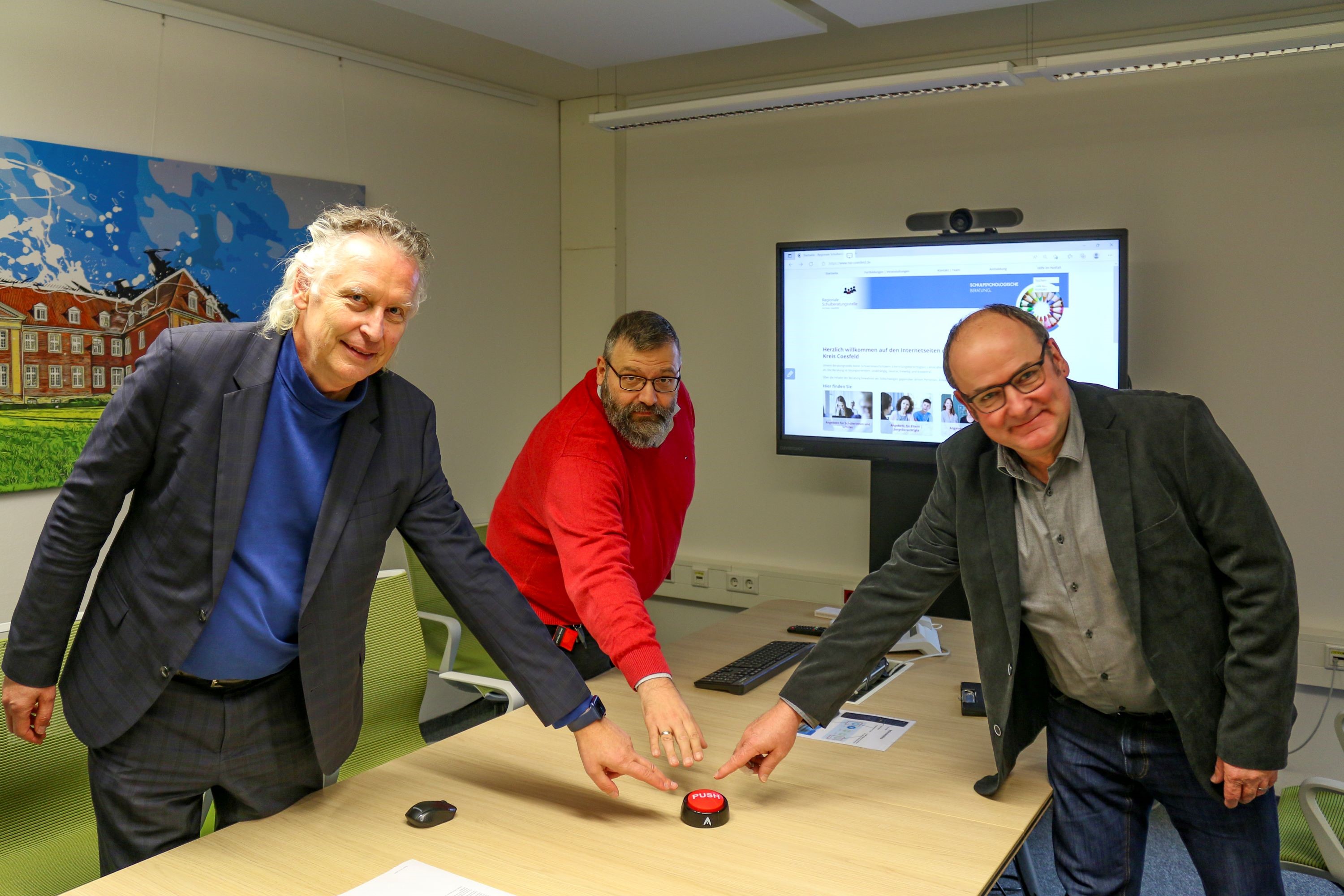 Dezernent Detlef Schütt, IT-Mitarbeiter Tobias Musholt und RSB-Leiter Dirk Zeuner (v.l.n.r.) drücken den symbolischen Startknopf (Bildquelle: Kreis Coesfeld).