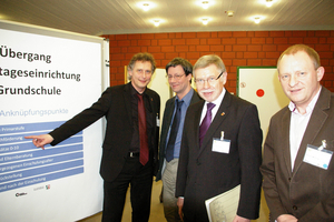 Informierten sich in der Konferenzpause: Fachbereichsleiter Detlef Schütt, Staatssekretär Ludwig Hecke, Landrat Konrad Püning und Wilfried Mohring vom Regionalen Bildungsbüro (v.l.n.r.)