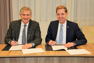 Die Landräte Michael Makiolla (links) und Dr. Christian Schulze Pellengahr bei der Vertragsunterzeichnung (Aufnahme: Landkreistag NRW)