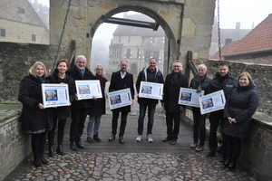 Die Beteiligten des Projektes „Brücken und Bögen“ auf Burg Vischering (Aufnahme: Kreis Coesfeld, Markus Kleymann)